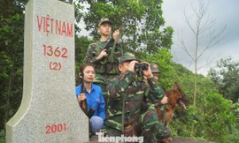 Cán bộ, chiến sĩ Đồn Biên phòng Bắc Sơn và ĐVTN địa phương bên cột mốc chủ quyền