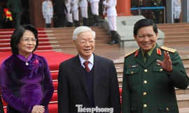 Tổng Bí thư, Chủ tịch nước Nguyễn Phú Trọng, Phó Chủ tịch nước Đặng Thị Ngọc Thịnh và Bộ trưởng Quốc phòng Ngô Xuân Lịch trước giờ vào hội nghị