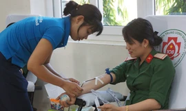 Nữ chiến sĩ Lại Ngọc Diệu (Phòng Hậu cần - Kỹ thuật, Trường Sĩ quan Chính trị) đang hiến máu cứu người, sáng 27/5