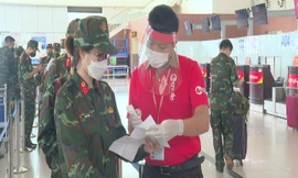 Lực lượng quân y làm thủ tục tại sân bay Nội Bài để vào Nam chống dịch, ngày 18/8