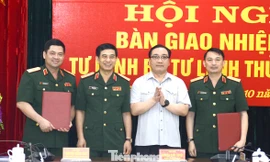 Bí thư Thành ủy Hà Nội Hoàng Trung Hải và Thượng tướng Phan Văn Giang chúc mừng Thiếu tướng Nguyễn Hồng Thái (ngoài cùng bên trái) và Thiếu tướng Nguyễn Quốc Duyệt (ngoài cùng bên phải)