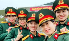 5 nữ điều dưỡng lần đầu xung phong diễu binh