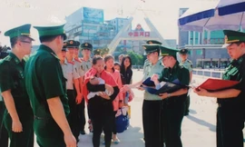 BĐBP Lào Cai tiếp nhận nạn nhân bị lừa bán do Công an Biên phòng Trung Quốc trao trả. Ảnh: BĐBP