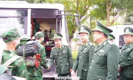 Lãnh đạo Bộ Tư lệnh và Học viện Biên phòng tiễn cán bộ, học viên tăng cường lên biên giới chống dịch, sáng 11/1