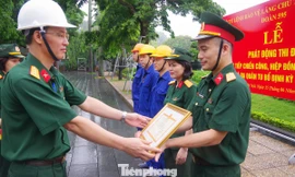 Lãnh đạo Đoàn 595 trao thưởng cho các tập thể, cá nhân tiêu biểu tai lễ phát động thi đua