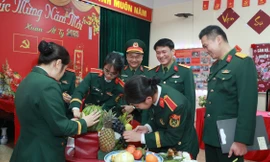 Người trẻ áo lính bày mâm ngũ quả, cắm hoa xuân 