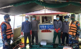 Tàu cá Trung Quốc mang số hiệu 13138 và 4 thuyền viên bị Hải đoàn 48 xử lý, chiều 30/8