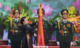 Chủ tịch Quốc hội gắn danh hiệu Anh hùng trao tặng cho Quân tình nguyện và Chuyên gia Việt Nam tại Lào, sáng 29/10