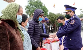 Chiến sĩ Cảnh sát biển mang Tết sớm tới xã đảo Quan Lạn 