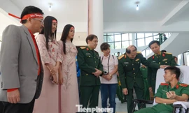 Lãnh đạo Học viện KTQS, Bệnh viện T.Ư Quân đội 108, Báo Tiền Phong, Hoa hậu Trần Tiểu Vy và Á hậu Nguyễn Thúy An trò chuyện với ĐVTN Học viện KTQS tham gia hiến máu tại Chủ nhật Đỏ