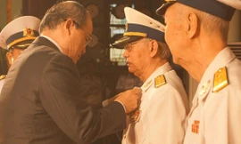 Ông Nguyễn Thiện Nhân gắn danh hiệu Anh hùng LLVTND cho ông Quách Sanh, sáng 10/8. Ảnh: Nguyễn Minh