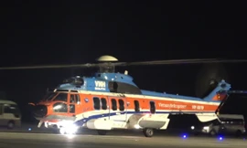 Trực thăng EEC đưa chiến sĩ Trường Sa bị hôn mê vào đất liền cấp cứu