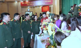 Đoàn viên Học viện Quân y thi tài cắm hoa xuân, bày mâm ngũ quả