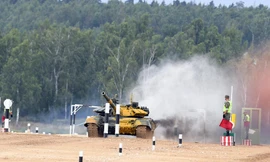 Kíp xe tăng số 1 của đội tuyển Quân đội nhân dân Việt Nam trong quá trình thi đấu lượt đầu tiên ở bảng B, chiều 24/8. Ảnh: QĐND