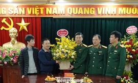 Nhà báo Vũ Tiến, Bí thư Đảng uỷ, Phó Tổng biên tập Báo Tiền Phong chúc mừng Ban Thanh niên Quân đội, sáng 20/12