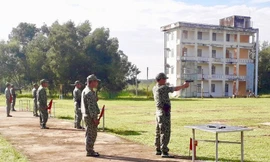 Các thí sinh thi bắn súng K54 bài 1