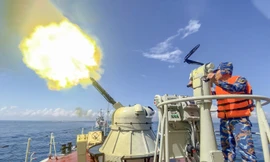 Tàu chiến Vùng 3 Hải quân kiểm tra bắn đạn thật trên không, trên biển