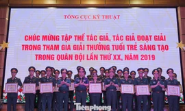 Lãnh đạo Tổng cục Kỹ thuật chúc mừng các tác giả, nhóm tác giả đạt Giải thưởng Tuổi trẻ sáng tạo trong Quân đội lần thứ XX