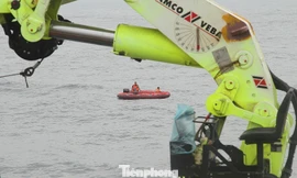 Thợ lặn Hải quân chưa thể vào bên trong tàu cá bị chìm