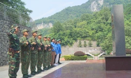 ‘Bức tường thép’ trên biên ải