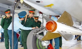 Thượng tướng Phan Văn Giang kiểm tra công tác bảo quản kỹ thuật của Trung đoàn 927, sáng 14/11