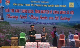 Ban tổ chức chương trình tặng sách,đồ dùng học tập, chiếu, thảm nằm cho học sinh 2 điểm trường Nà Sáng và Khuổi Kẹn thuộc xã Minh Sơn, Bắc Mê, Hà Giang