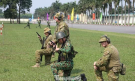 Quân nhân Việt Nam và Úc tham gia bắn biểu diễn tại lễ bế mạc tập huấn ở Trung tâm Huấn luyện quân sự Miếu Môn, chiều 18/2