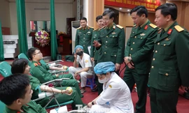Lãnh đạo Học viện Quân y và Ban Thanh niên Quân đội trò chuyện với ĐVTN tham gia hiến máu tình nguyện, sáng 29/2