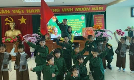 Học sinh mầm non trải nghiệm môi trường quân ngũ