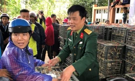 Cán bộ Ban Thanh niên Quân đội trao tặng gà giúp bà con vùng lũ ở Quảng Trị ổn định cuộc sống 