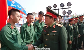 Đại tướng Ngô Xuân Lịch trò chuyện với ĐVTN trong Quân đội tại Hội trại truyền thống “Quân với dân một ý chí”. Ảnh: Nguyễn Minh