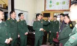 Thượng tướng Phan Văn Giang kiểm tra, động viên, chúc Tết lực lượng làm nhiệm vụ tại Sở Chỉ huy Bộ Quốc phòng, sáng mùng 1 Tết