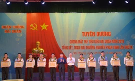 Đồng chí Nguyễn Ngọc Lương và Chuẩn Đô đốc Đặng Minh Hải trao Danh hiệu “Gương mặt trẻ tiêu biểu” Hải quân năm 2018 cho 10 cá nhân 