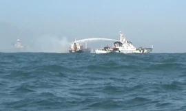 Tàu Cảnh sát biển 4031 tham gia chữa cháy tại hiện trường 