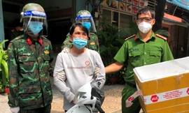 Đối tượng Huỳnh Ngọc Tuấn (áo trắng) bị tổ tuần tra bắt giữ vào sáng 1/9