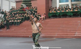 Trung tá Trần Trí Dũng biểu diễn bài võ Siêu xung thiên. Ảnh: PV