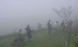 Bộ đội Biên phòng Lào Cai áp giải nhóm người vượt biên sau khi tiếp nhận bàn giao từ phía cơ quan chức năng Trung Quốc