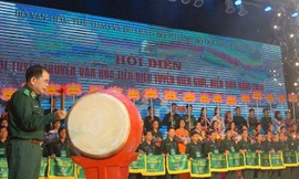 Lãnh đạo Bộ Tư lệnh BĐBP đánh trống khai mạc hội diễn, sáng 27/11