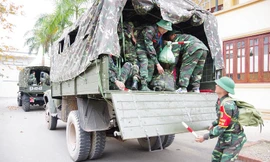 Cán bộ, chiến sỹ Bộ CHQS tỉnh Nghệ An hành quân di chuyển làm nhiệm vụ chuẩn bị chiến đấu bảo vệ khu vực phòng thủ tỉnh