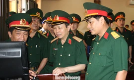 Thiếu tướng Nguyễn Hữu Hùng (khi đó đang là thượng tá, đầu tiên từ phải qua) cùng lãnh đạo Tổng cục Kỹ thuật kiểm tra nhà điều hành khu kỹ thuật của Lữ đoàn Công binh 249.