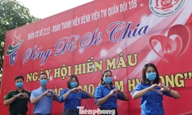 Tham gia ngày hội hiến máu sáng 16/8 có hơn 600 cán bộ, ĐVTN Nhà máy Z115 và các đơn vị. Ảnh: Nguyễn Minh