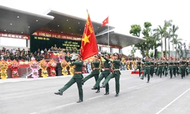 Sư đoàn Bộ binh chủ lực 324 đón nhận Huân chương Bảo vệ Tổ quốc và Huân chương Anh dũng