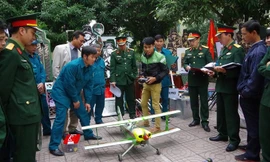 Mô hình máy bay phục vụ huấn luyện bắn súng và chiến thuật của Ban CHQS xã Nghi Phú, thành phố Vinh