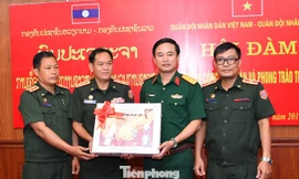 Tùy viên Quốc phòng Lào tại Việt Nam và đại biểu lãnh đạo đoàn sĩ quan trẻ Lào trao tặng quà lưu niệm cho lãnh đạo Ban Thanh niên Quân đội 