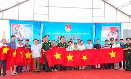 Lãnh đạo Quân khu 4 và Bộ Chỉ huy Quân sự tỉnh Nghệ An trao tặng cờ Tổ quốc cho ngư dân thị xã Cửa Lò