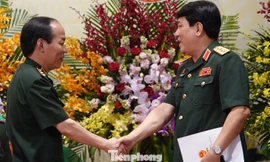 Đại tướng Lương Cường, Chủ nhiệm Tổng cục Chính trị QĐND Việt Nam (bên phải) và Trung tướng Đỗ Danh Vượng tại Đại hội đại biểu Đảng bộ BĐBP lần thứ XV