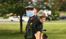 Đại úy Nguyễn Đình Hòa - vận động viên đội tuyển Bắn tỉa Quân đội nhân dân Việt Nam tập ngắm bắn với hòn đá trên tay để lấy cảm giác trọng lực tốt nhất. Ảnh: Trọng Hải