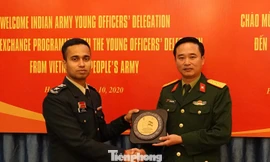Trưởng đoàn sĩ quan trẻ Ấn Độ trao tặng quà lưu niệm cho Trưởng đoàn sĩ quan trẻ Việt Nam 
