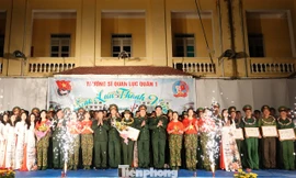 Lãnh đạo Trường Sĩ quan Lục quân 1 và Ban Thanh niên Quân đội tặng hoa động viên cán bộ, ĐVTN Đoàn cơ sở Tiểu đoàn 11 tại đêm giao lưu