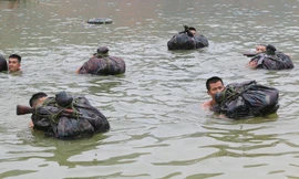 Cán bộ, chiến sĩ Tiểu đoàn 4, Trung đoàn 12, Sư đoàn 3 thực hành vượt sông chiến đấu